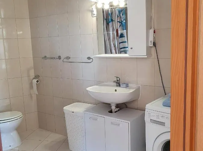 Lofos شقة تروغير